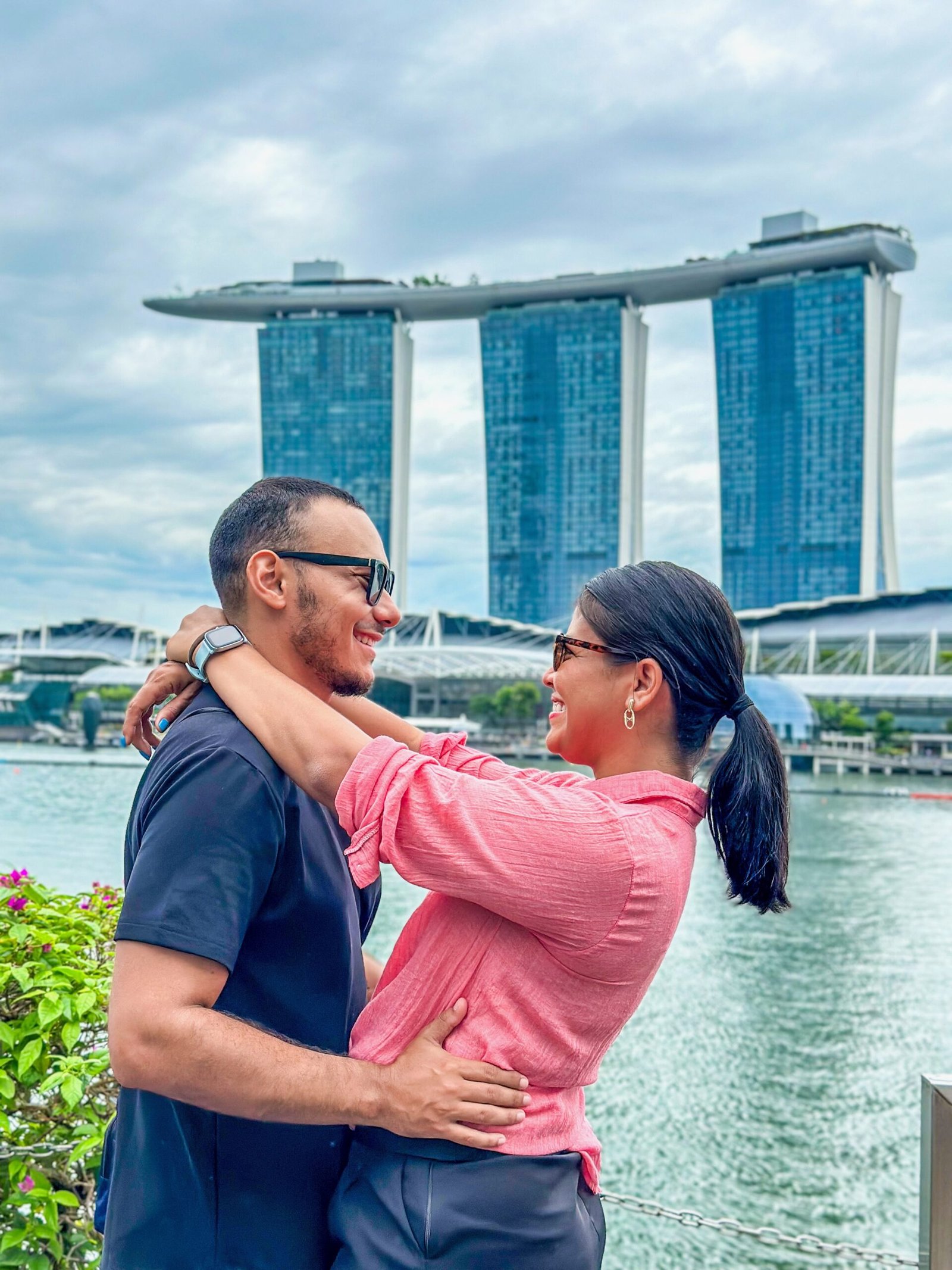 Felipe e Ingride em Singapura, com Marina Bay Sands ao fundo