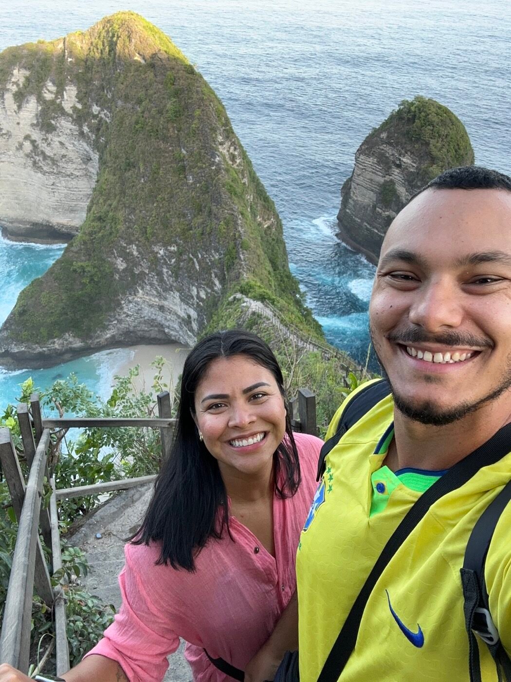 Felipe e Ingride em um registro espontâneo em Nusa Penida